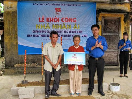 Trao bảng tượng trưng Nhà Nhân ái cho bà Nguyễn Thị Đẻo