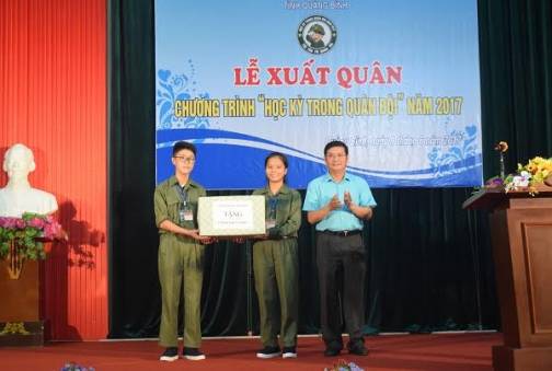 Đ/c Trần Tiến Dũng - TUV, Phó Chủ tịch UBND tỉnh trao quà cho học viên tham gia khoá học
