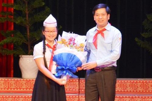 Đồng chí Nguyễn Long Hải - Bí thư Trung Đoàn, Chủ tịch Hội đồng Đội Trung ương phát biểu và tặng hoa chúc mừng Đại hội