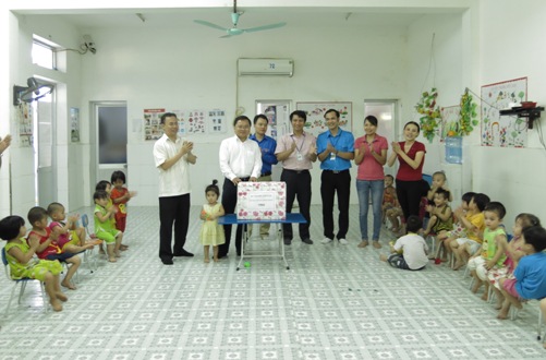 Đoàn thăm, tặng quà tại nhà trẻ của Công ty TNHH Shints- BTV, phường Thạch Khôi (TP Hải Dương)