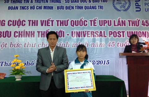 Đại diện Sở Thông tin và Truyền thông trao giấy chứng nhận cho em Phan Thị Hồng Hải, lớp 9b, trường THCS Nguyễn Tất Thành, thị xã Quảng Trị đã đạt giải Khuyến khích cấp quốc gia cuộc thi viết thư quốc tế UPU lần thứ 44