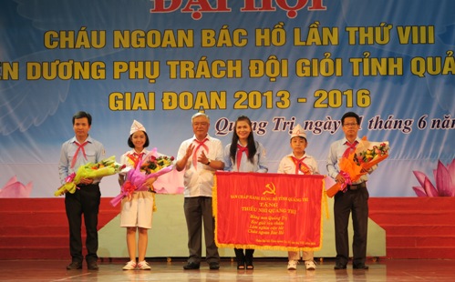  Đồng chí Phạm Đức Châu, Phó Bí thư Thường trực Tỉnh ủy trao bức trướng của BCH Đảng bộ tỉnh cho Đội TNTP Hồ Chí Minh tỉnh