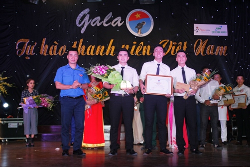 Đồng chí Vũ minh Lý - Giám đốc Trung tâm tình nguyện Quốc gia trao giải nhất