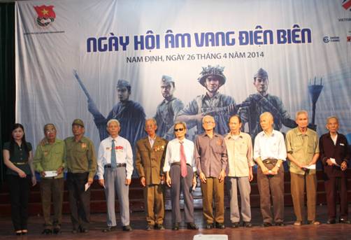 Bí thư Tỉnh đoàn Nguyễn Thị Thu Thủy trao quà cho các CCB tham gia ĐBP