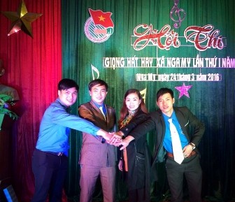 Anh Nguyễn Văn Thảo (thứ 2 từ trái sang), luôn phối hợp cùng các đoàn viên thanh niên trong xã tổ chức các hoạt động thu hút  đông đảo đoàn viên thanh niên tham gia.