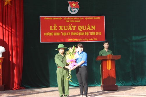 Đ/c Nguyễn Thị Thanh Huyền, Tỉnh ủy viên, Phó Bí thư Tỉnh đoàn tặng hoa cho đại diện các chiến sỹ