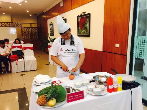 Thí sinh tham gia cuộc thi “Vua đầu bếp - He for She Master Chef” với chủ đề “Nấu cho người phụ nữ tôi yêu”