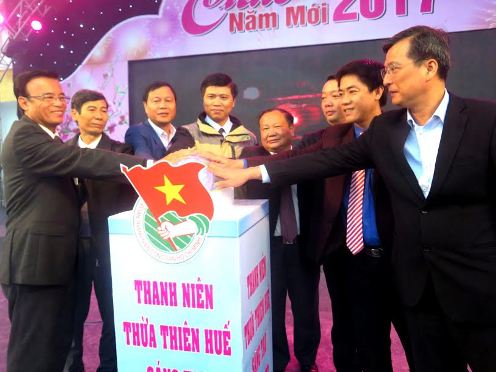 Đồng chí Đinh Khắc Đính - TUV, Phó Chủ tịch UBND tỉnh cùng các đại biểu nhấn nút phát động chương trình “Thanh niên khởi nghiệp”