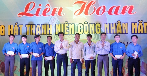 Đ/c Nguyễn Đình Hùng tặng quà cho thanh niên công nhân có hoàn cảnh khó khăn