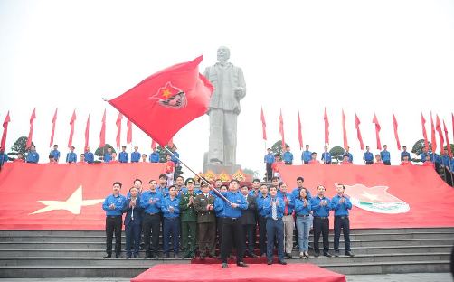Đồng chí Phạm Tuấn Vinh – Bí thư Tỉnh đoàn trao cờ phát động Tháng Thanh niên cho đại diện các cơ sở Đoàn