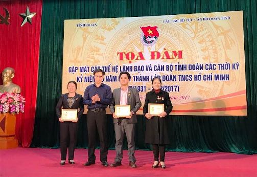 Đồng chí Nguyễn Minh Thơ, UV BTV TW Đoàn, Trưởng ban TNXP TW Đoàn trao kỷ niệm chương “Vì thế hệ trẻ” cho các đồng chí có đóng góp cho công tác Đoàn