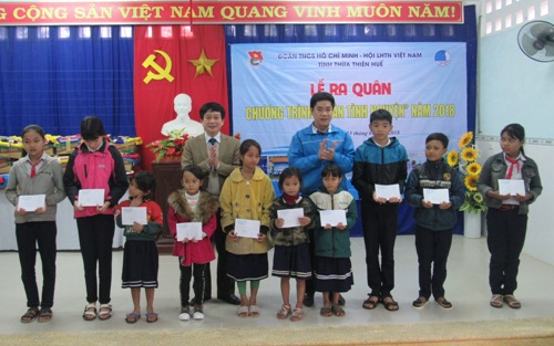 Đồng chí Trần Gia Công- Bí thư Tỉnh đoàn Thừa Thiên Huế trao quà cho các em học sinh có hoàn cảnh khó khăn
