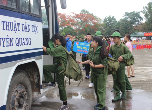 Các chiến sỹ lên xe di chuyển đến Trường Quân sự tỉnh
