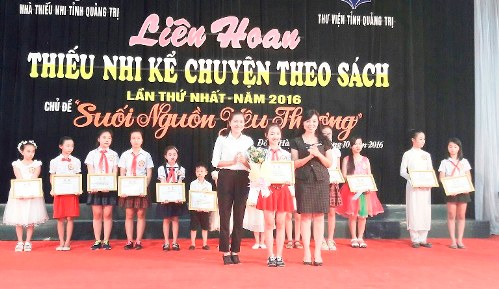 Ban tổ chức trao giải Nhất cho em Trịnh Thị Ngọc Trâm