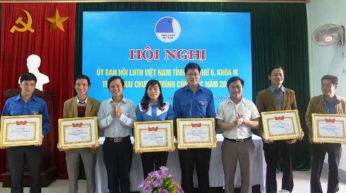  Tặng bằng khen của Ủy ban Hội LHTN Việt Nam tỉnh cho các đơn vị đạt danh hiệu xuất sắc trong công tác Hội và phong trào thanh niên năm 2016