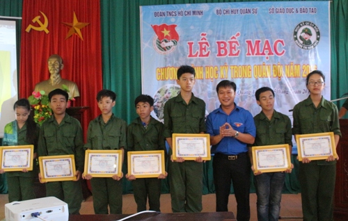 Đồng chí Nguyễn Khánh Vũ - Phó Bí thư Tỉnh đoàn, Trưởng Ban Tổ chức chương trình trao giấy chứng nhận cho các học viên tham gia chương trình