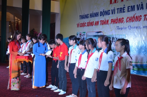 Đ/c Nguyễn Thị Thanh Huyền - Tỉnh ủy viên, Phó Bí thư Tỉnh đoàn, Chủ tịch Hội đồng Đội tỉnh trao tặng 15 suất quà tặng 15 trẻ em nghèo vượt khó