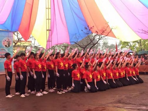 Màn dân vũ đạt giải Nhất của trường Phổ thông dân tộc Vùng cao Việt Bắc.