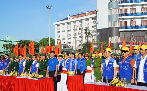 Các đồng chí lãnh đạo Trung ương Đoàn, Đài truyền hình Việt Nam, tỉnh Thanh Hóa tham gia Lễ phát động
