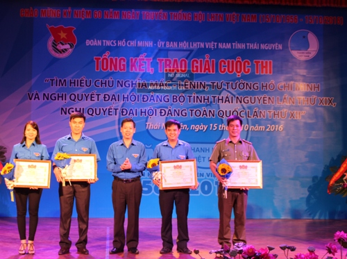 Đồng chí Lê Ngọc Linh – Phó Bí thư Thường trực Tỉnh đoàn trao tặng bằng khen cho 05 tập thể có thành tích xuất sắc trong công tác triển khai Cuộc thi