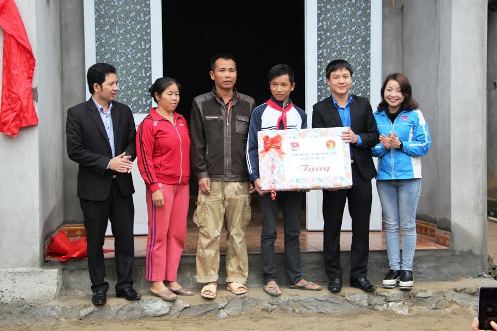 Thường trực Tỉnh đoàn Nghệ An tặng quà chúc mừng gia đình và động viên em Lê Văn Trí