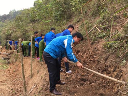 mở mới đường dân sinh dài 2km tại thôn Hinđeng thu hút 150 ĐVTN và nhân dân tham gia