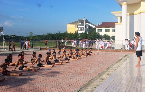 Ảnh 2. Khai giảng lớp dạy bơi mùa hè miễn phí cho trẻ em tại Trường THCS Lê Văn Thiêm, TP Hà Tĩnh