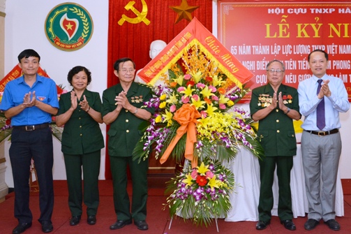 Lãnh đạo tỉnh Hà Tĩnh và Ban Thường vụ Tỉnh đoàn tặng hoa chúc mừng Hội cựu TNXP nhân Kỷ niệm 65 năm Ngày truyền thống