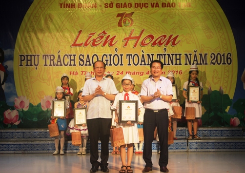 an Tổ chức trao giải Nhất cho phụ trách Sao Phạm Khánh Linh – Liên đội Trường Tiểu học Thị trấn Thạch Hà
