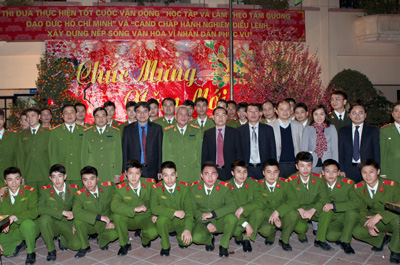  Đồng chí Nguyễn Đắc Vinh chụp ảnh lưu niệm với cán bộ chiến sĩ Trung đoàn cảnh sát bảo vệ mục tiêu.