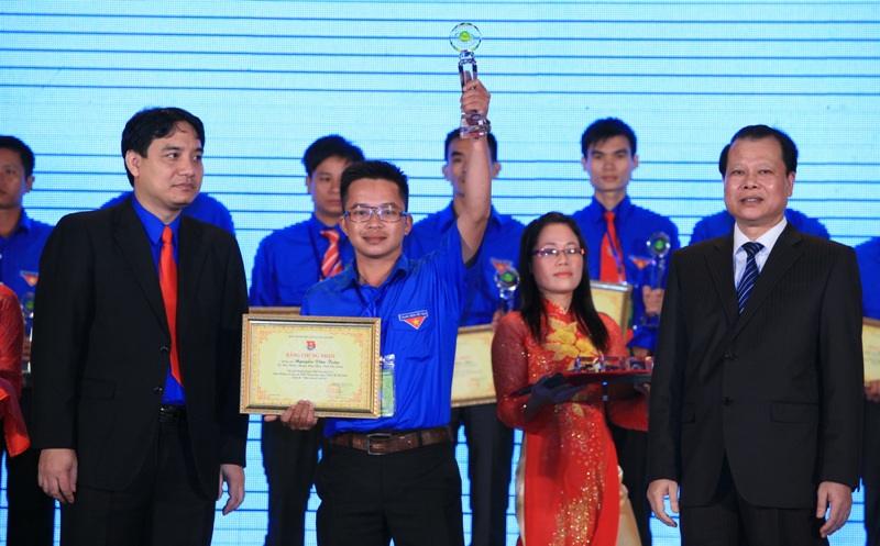 Phó Thủ tướng Vũ Văn Ninh; đ/c Nguyễn Đắc Vinh, Bí thư thứ nhất TW Đoàn trao giải thưởng