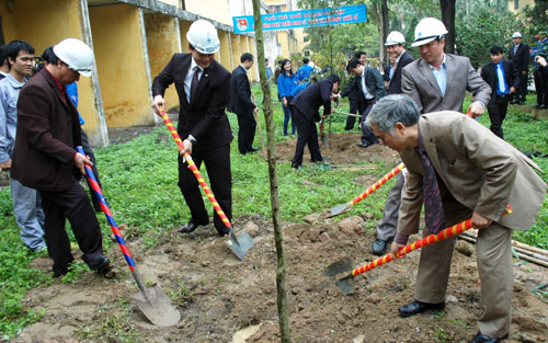  Đ/c Vương Quốc Tuấn – Bí thư Tỉnh Đoàn (Người đứng thứ 2 từ trái qua) cùng với các đồng chí lãnh đạo và ĐVTN Khối Doanh nghiệp tham gia Tết trồng cây 2013
