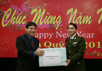 Anh Nguyễn Đắc Vinh (trái) tặng quà cho đại diện Bộ Tư lệnh cảnh vệ.