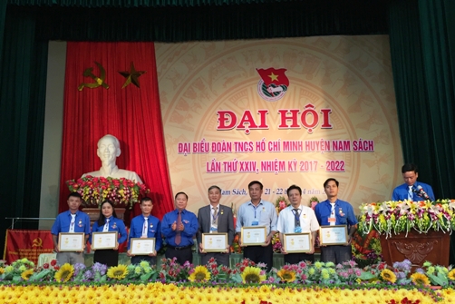 đồng chí Nguyễn Phi Long, Bí thư BCH Trung ương Đoàn, Chủ tịch Trung ương Hội LHTN Việt Nam trao tặng Kỷ niệm chương "Vì thế hệ trẻ"