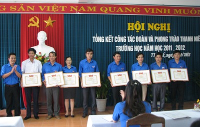 Đồng chí Nguyễn Chí Quang- Bí thư tỉnh Đoàn trao Bằng khen của BCH Trung ương Đoàn cho các cá nhân, tập thể có thành tích xuất sắc