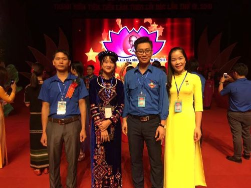 Đ/c Hoàng Mai Trinh (ngoài cùng bên phải) dự Đại hội Thanh niên tiên tiến làm theo lời Bác năm 2016