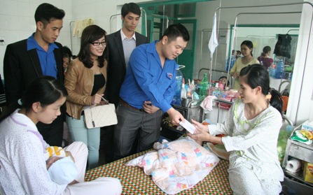 Tặng quà trẻ em có hoàn cảnh khó khăn tại Bệnh viện Trẻ em Hải Phòng