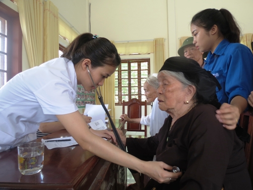 các y, bác sĩ trẻ khám bệnh cho người dân xã Phạm Trấn (Gia Lộc)