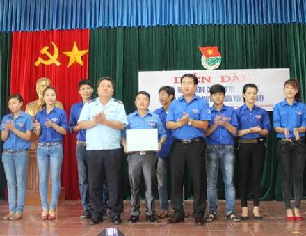 Đồng chí Nguyễn Thế Hoàn – Phó Bí thư Thường trực Tỉnh Đoàn tặng quà cho Đội TNTN “Thắp sáng niềm tin”