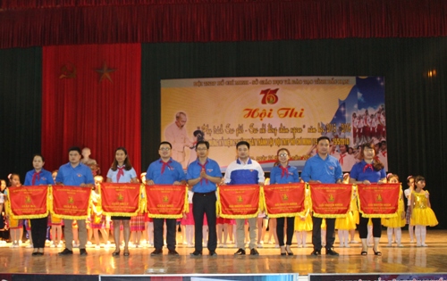  Đ/c Lưu Ngọc Trung, Phó Bí thư Tỉnh đoàn, Trưởng Ban Tổ chức Hội thi  trao giải toàn đoàn cho các đơn vị dự thi.