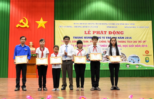 Anh Lâm Hữu Phúc – Phó Bí thư Tỉnh đoàn, Chủ tịch Hội đồng Đội tỉnh trao giấy khen cho các đơn vị đạt giải trại đẹp năm 2016