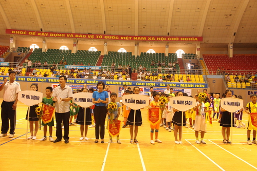 Lễ khai mạc Giải Bóng đá nhi đồng U10 tỉnh Hải Dương - Cup Vicem Hoàng Thạch hè năm 2016