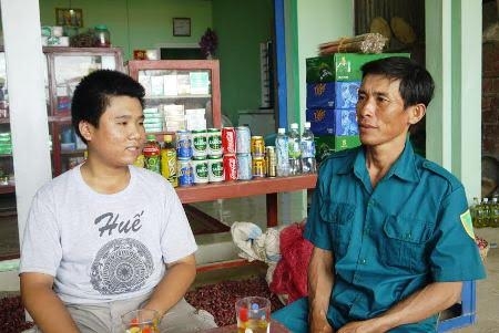 Anh Dương Văn Luận (bên phải) và cháu Phạm Quang Thịnh.
