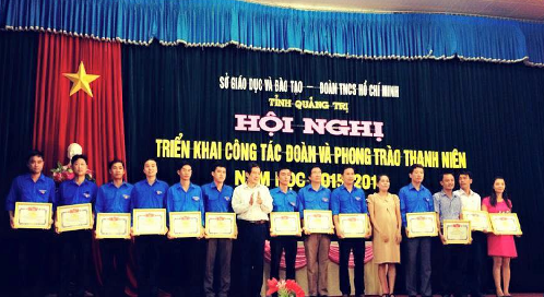  BTV Tỉnh đoàn tặng bằng khen cho các tập thể có thành tích xuất sắc trong công tác Đoàn và phong trào thanh niên trường học tỉnh Quảng Trị năm học 2014-2015