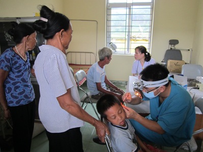 Đoàn y, bác sĩ trẻ tình nguyện của Bệnh viện Bệnh viện Việt Nam- Thụy Điển Uông Bí khám chữa bệnh cho người dân xã Hà Lâu.