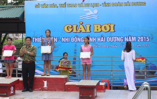Ban Tổ chức trao Giải Nhất, Nhì, Ba cho các cá nhân tại các nội dung bơi