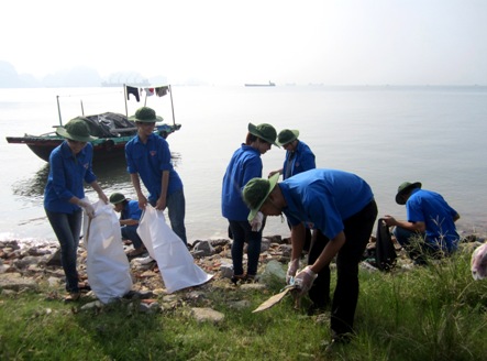 Đông đảo đoàn viên thanh niên ra quân dọn vệ sinh môi trường tại Khu Du lịch Bãi Cháy (TP Hạ Long).
