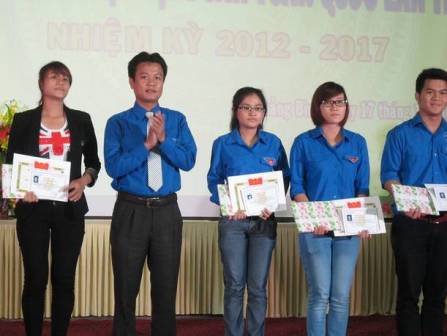 Đồng chí Trần Quốc Tuấn, UVBCH TW Đoàn, Bí thư Tỉnh Đoàn khen thưởng cho các học viên có thành tích xuất sắc trong khóa huấn luyện kỹ năng