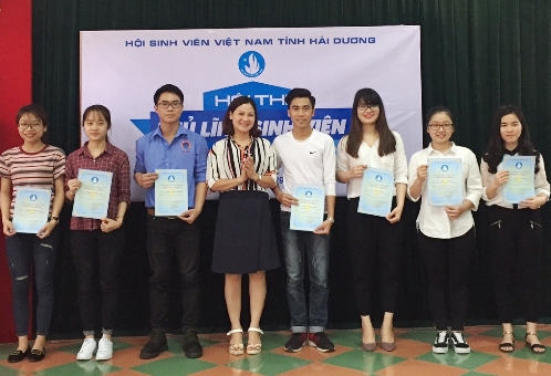Ban Tổ chức trao Giấy chứng nhận cho các em sinh viên xuất sắc vượt qua vòng loại tham gia Vòng chung kết cấp tỉnh Hội thi Thủ lĩnh sinh viên lần thứ II, năm 2018