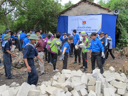 Tình nguyện viên Hàn Quốc và đoàn viên thanh niên địa phương vận chuyển nguyên vật liệu xây nhà.